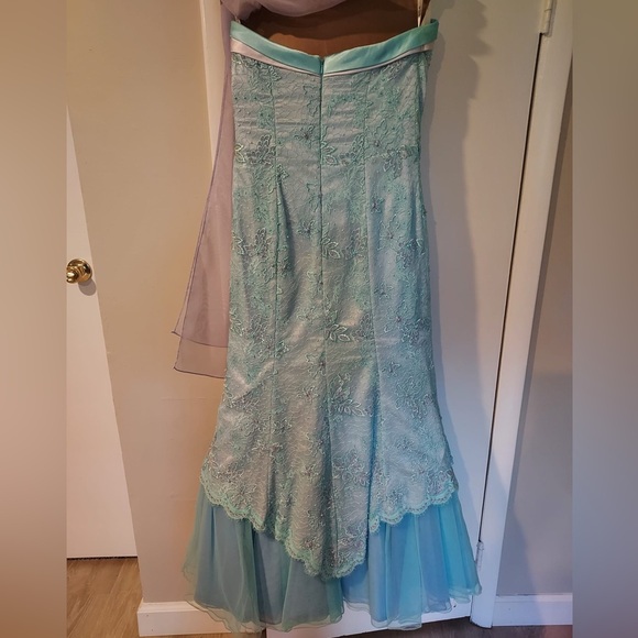 Gorgeous, barely worn formal gown - Picture 3 of 4